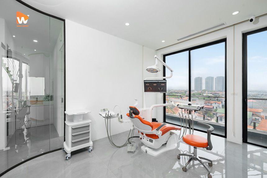 Phòng điều trị ghế cam sau vách kính cong tại phòng khám nha khoa Dr. Thùy Nga